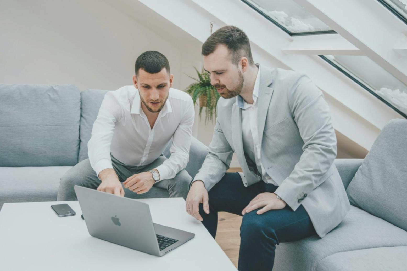 Personne travaillant sur son budget personnel avec calculatrice et documents financiers